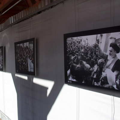 عکس‌های انقلاب بر دیوار نگارگذر فرهنگ