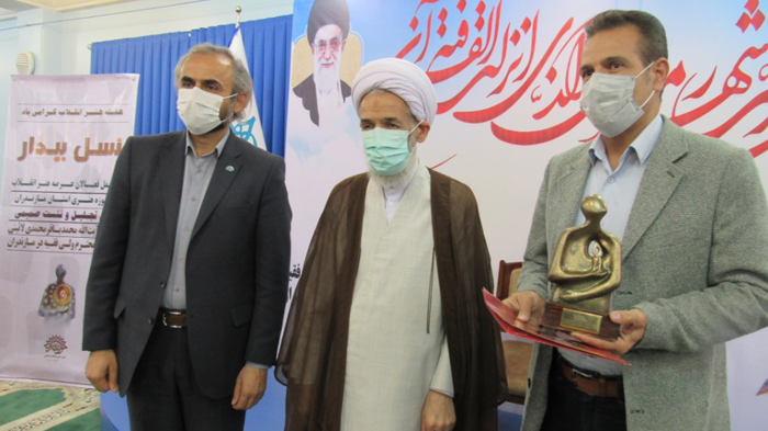 ویژه برنامه نسل بیدار با حضور جمعی از هنرمندان و فعالان عرصه هنر انقلاب /  آیین تجلیل از چهره سال هنر انقلاب